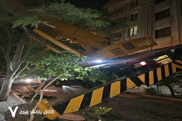 واژگونی جرثقیل ۶۰ تنی در این خیابان تهران/ عکس
