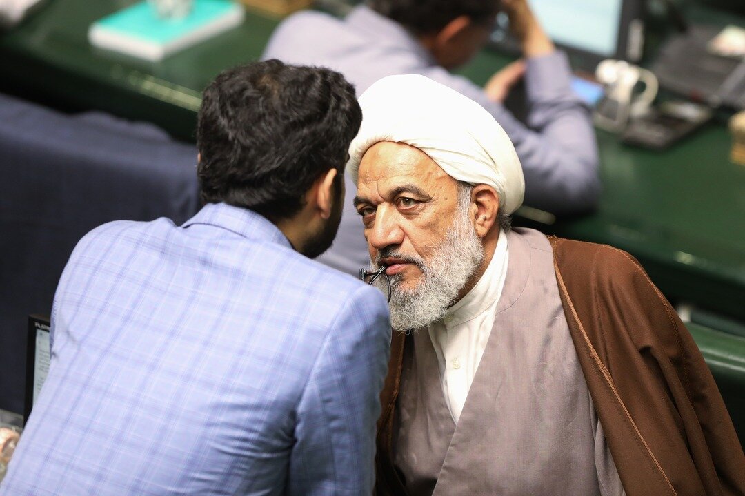 تصاویری از گعده‌های آقاتهرانی با ثابتی و روانبخش در صحن مجلس/ رسایی و نقدعلی هم مشغول جلسه بودند