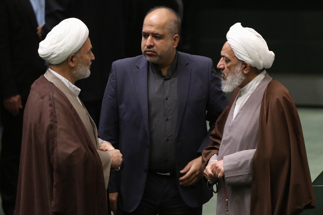 تصاویری از گعده‌های آقاتهرانی با ثابتی و روانبخش در صحن مجلس/ رسایی و نقدعلی هم مشغول جلسه بودند