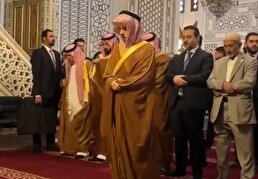 ببینید وزیر خارجهٔ عربستان در مسجد اموی پیش‌نماز شد