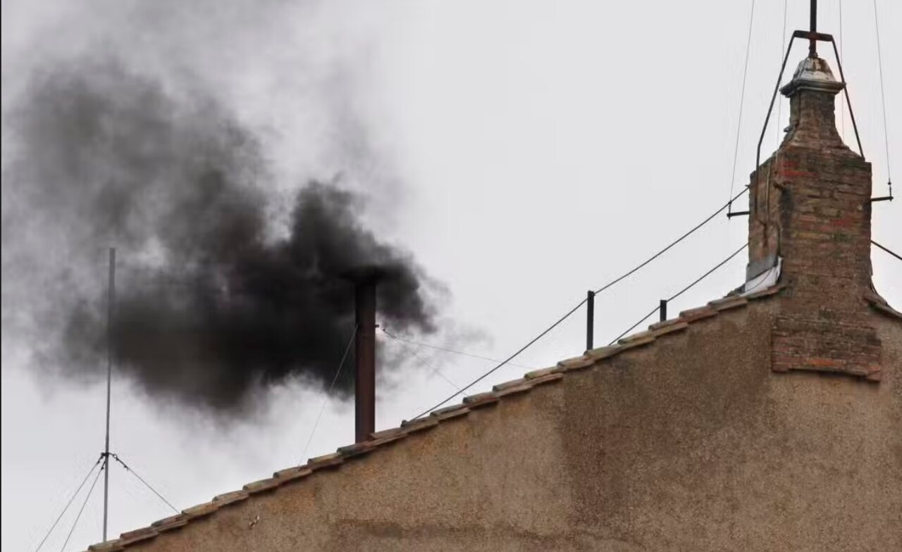 خروج دود سیاه از دودکش کلیسا؛ پاپ جدید انتخاب نشد