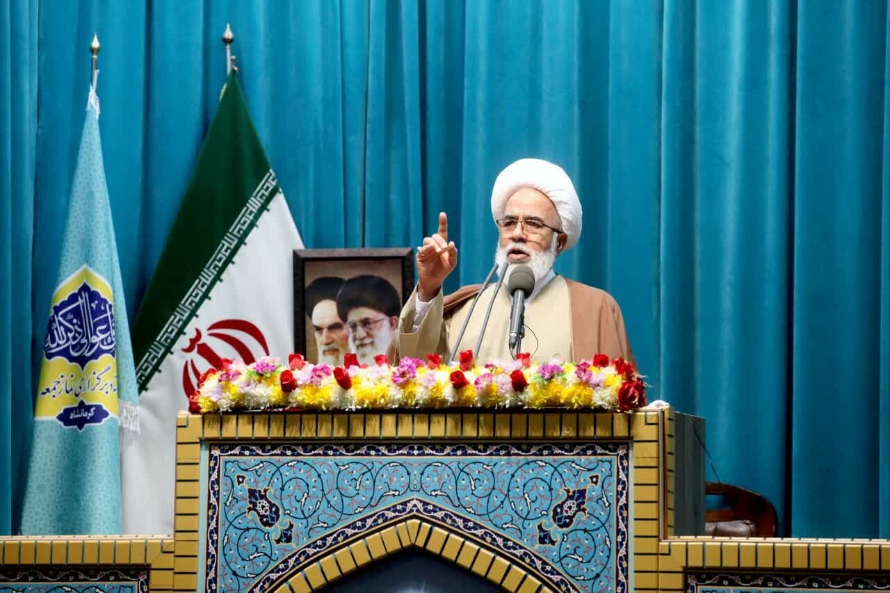 درعصر مادی‌گرایی امام خمینی ره پرچم توحید را برافراشت