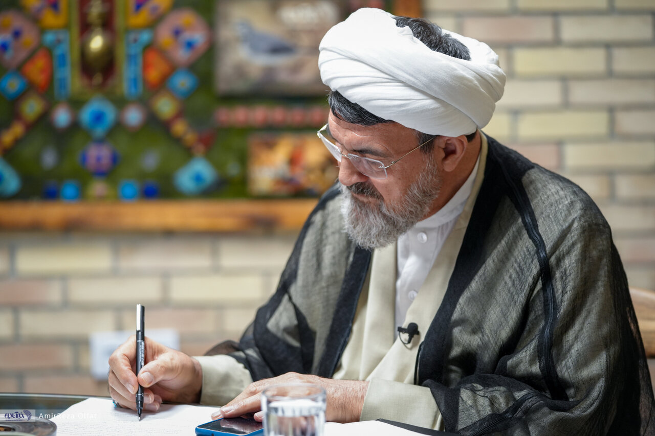 امام خمینی از دهه ۲۰ دنبال انقلاب بود/ امام با مبارزه مسلحانه مخالف بود/ متحجرین، مثنوی مولوی را با انبر برمی‌داشتند تا دستشان نجس نشود