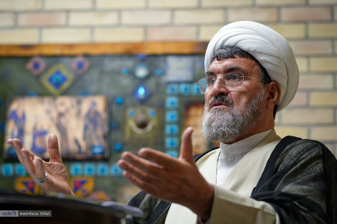 امام خمینی از دهه ۲۰ دنبال انقلاب بود/ امام با مبارزه مسلحانه مخالف بود/ متحجرین، مثنوی مولوی را با انبر برمی‌داشتند تا دستشان نجس نشود