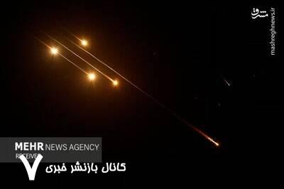 جشن جوانان فلسطینی با بوستر موشک ایرانی جشن جوانان فلسطینی با بوستر موشک ایرانی
