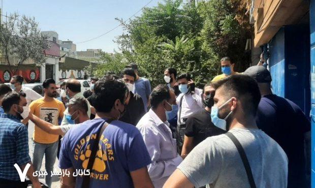 ببینید / اعتراض هواداران استقلال؛ پای آمبولانس هم وسط آمد ببینید / اعتراض هواداران استقلال؛ پای آمبولانس هم وسط آمد