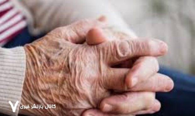 خشم عمومی از رفتار عجیب بانک با زن ۹۶ ساله/ عکس