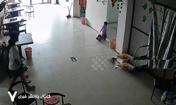 ببینید | واکنش سریع دختر ۱۱ ساله جان خواهر نوزادش را نجات داد ببینید | واکنش سریع دختر ۱۱ ساله جان خواهر نوزادش را نجات داد