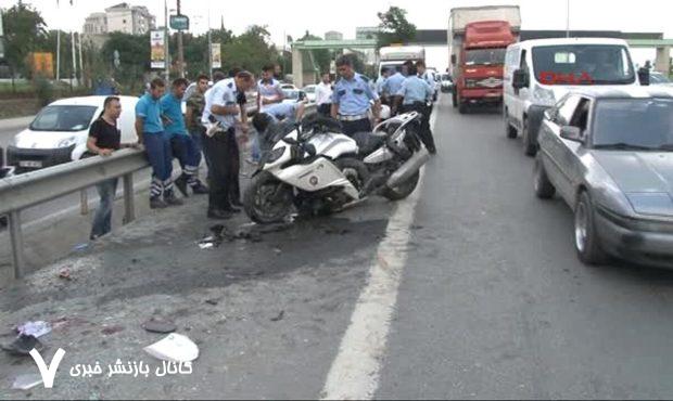 ببینید | لحظه تصادف افسر پلیس با یک تاکسی ببینید | لحظه تصادف افسر پلیس با یک تاکسی