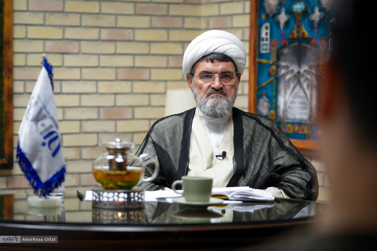 امام خمینی از دهه ۲۰ دنبال انقلاب بود/ امام با مبارزه مسلحانه مخالف بود/ متحجرین، مثنوی مولوی را با انبر برمی‌داشتند تا دستشان نجس نشود