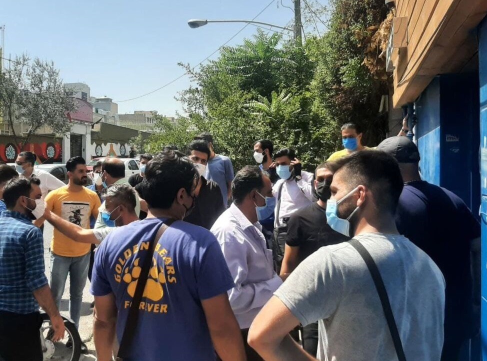 ببینید اعتراض هواداران استقلال؛ پای آمبولانس هم وسط آمد