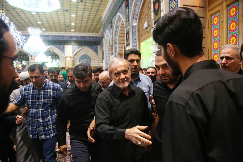 تصاویری از سفر رئیس جمهور به قم؛ از حضور در میان مردم تا حال و هوای زیارت حرم