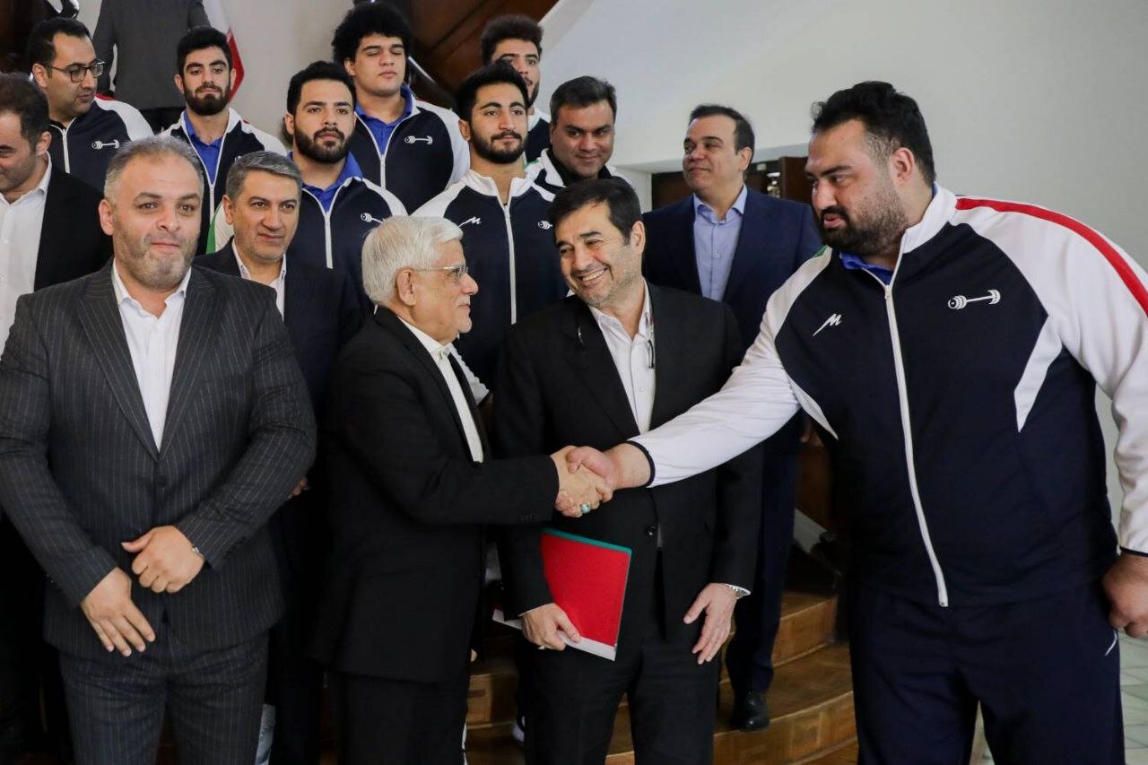 عکس| دیدار معاون اول رئیس‌جمهور در دیدار با رئیس فدراسیون، کادر فنی و اعضای تیم ملی وزنه‌برداری