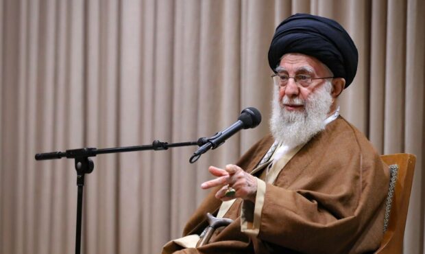 رهبر معظم انقلاب: ملت ایران زیر بار «تحمیل» به اسم «معامله» نمیرود رهبر معظم انقلاب: ملت ایران زیر بار «تحمیل» به اسم «معامله» نمیرود