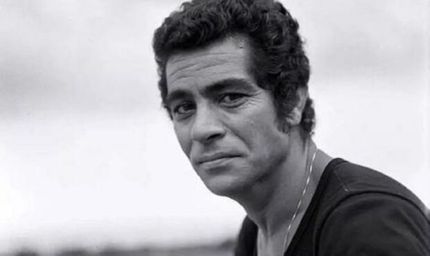 عکس | تصویری از بهروز وثوقی با خودروی لوکس شخصی در تهران در دهه ۵۰