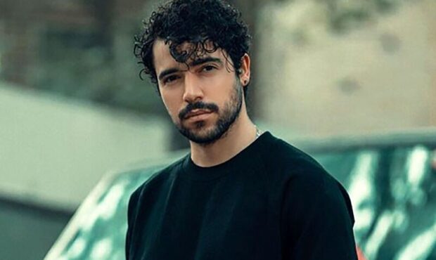 خواننده ترانه «برای»، باید «مبارزِ تمام‌وقت» بماند؟/ چرا کسانی که خود از ارشاد مجوز دارند، مجوزگرفتن شروین حاجی‌پور را تقبیح می‌کنند؟  