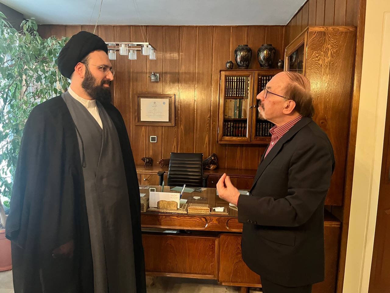 سالیان خدمت و ساعتی مصاحبت؛ در کنار سید علی خمینی 10 سالیان خدمت و ساعتی مصاحبت؛ در کنار سید علی خمینی
