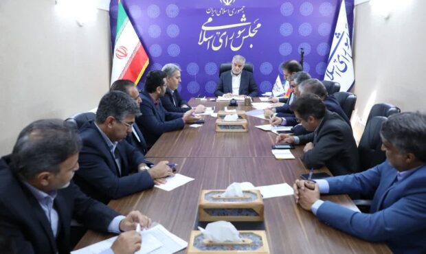 نشست هم‌اندیشی به‌منظور حمایت از مشاوران و پیمانکاران بومی در پروژه‌های عمرانی استان یزد