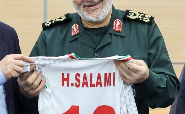 دختر سردار سلامی: فوتبالیست‌های تیم ملی به پدرم لباس تیم را هدیه دادند/ با هیجان فوتبال می‌دیدند و ذکر لب‌شان «یا فاطمه زهرا» و « خدایا کمکشان کن» بود